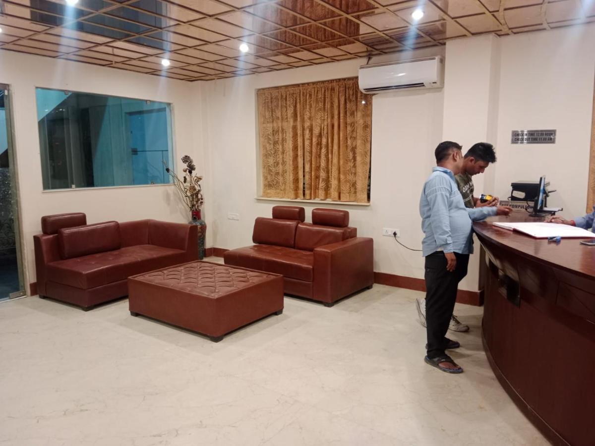 Hotel Amenda International New Delhi Bagian luar foto