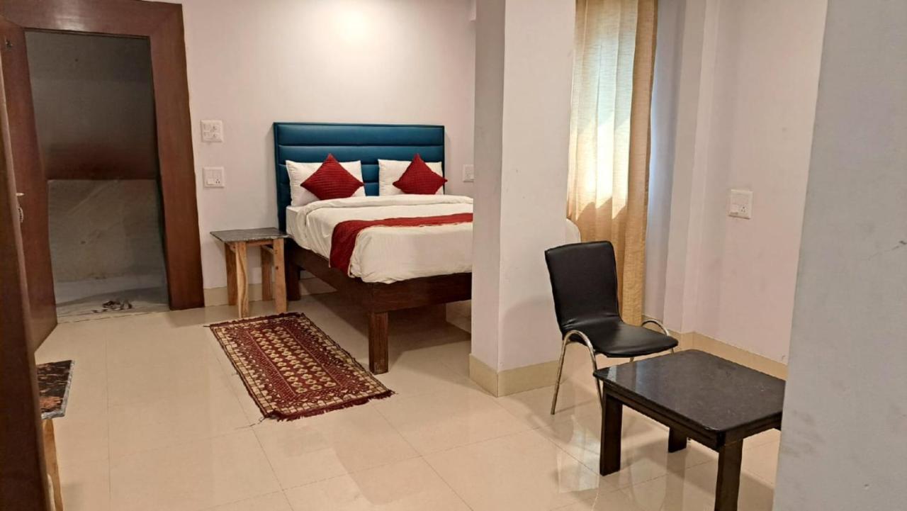 Hotel Amenda International New Delhi Bagian luar foto