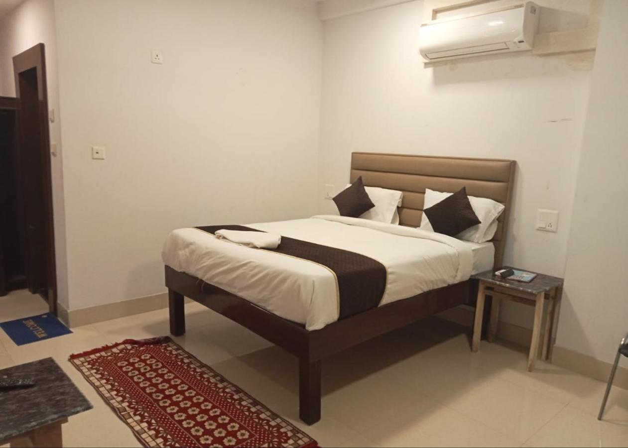 Hotel Amenda International New Delhi Bagian luar foto