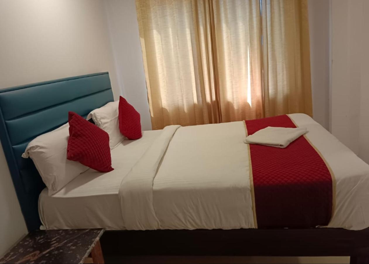 Hotel Amenda International New Delhi Bagian luar foto