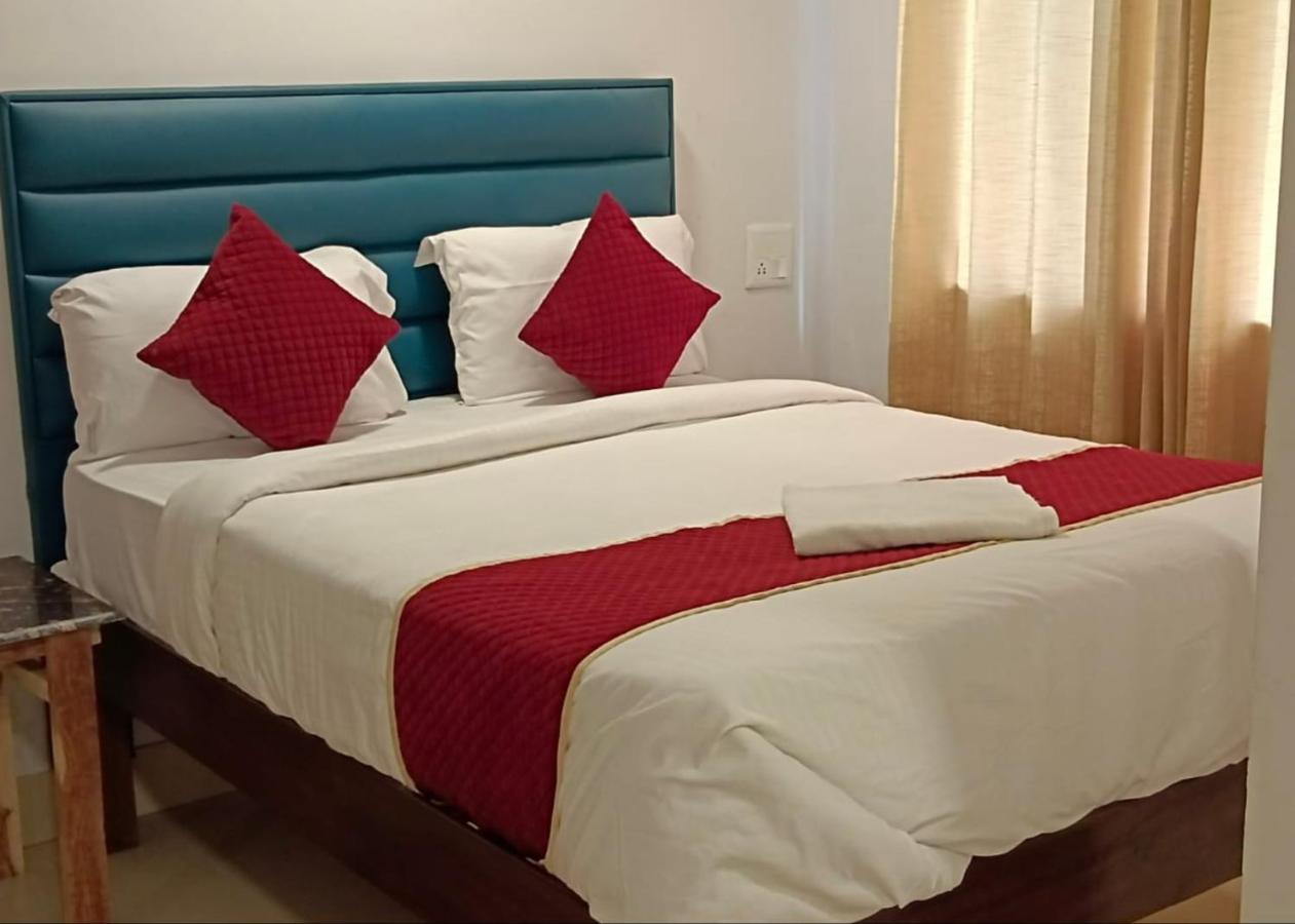 Hotel Amenda International New Delhi Bagian luar foto