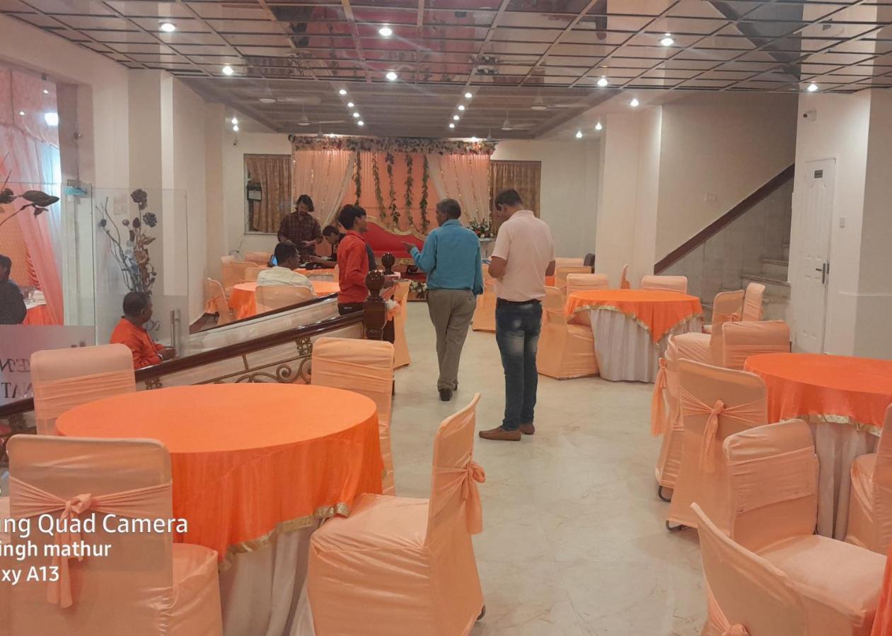 Hotel Amenda International New Delhi Bagian luar foto